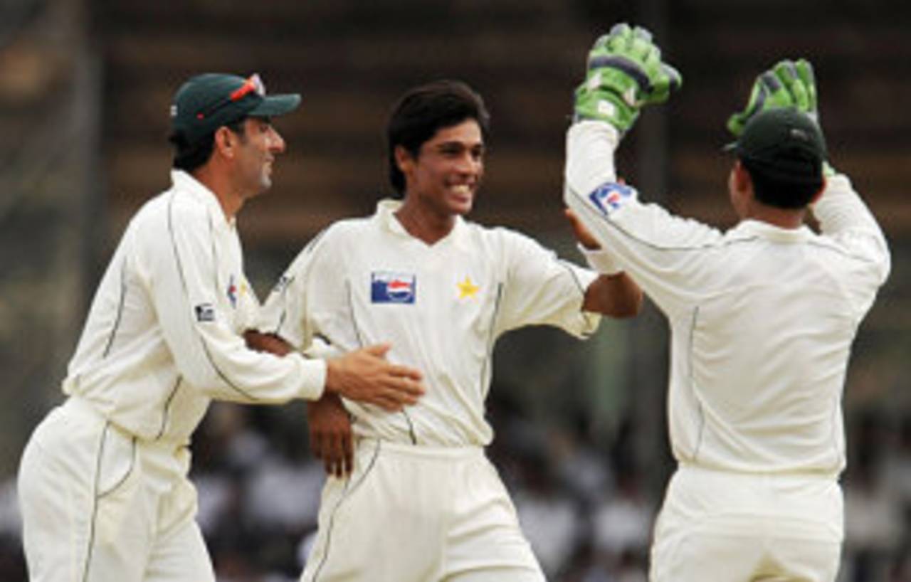 Mohammad Aamer is congratulated for dismissing Tillakaratne Dilshan, Pakistan v Sri Lanka, 1st Test, Galle, 1st day, July 4, 2009 