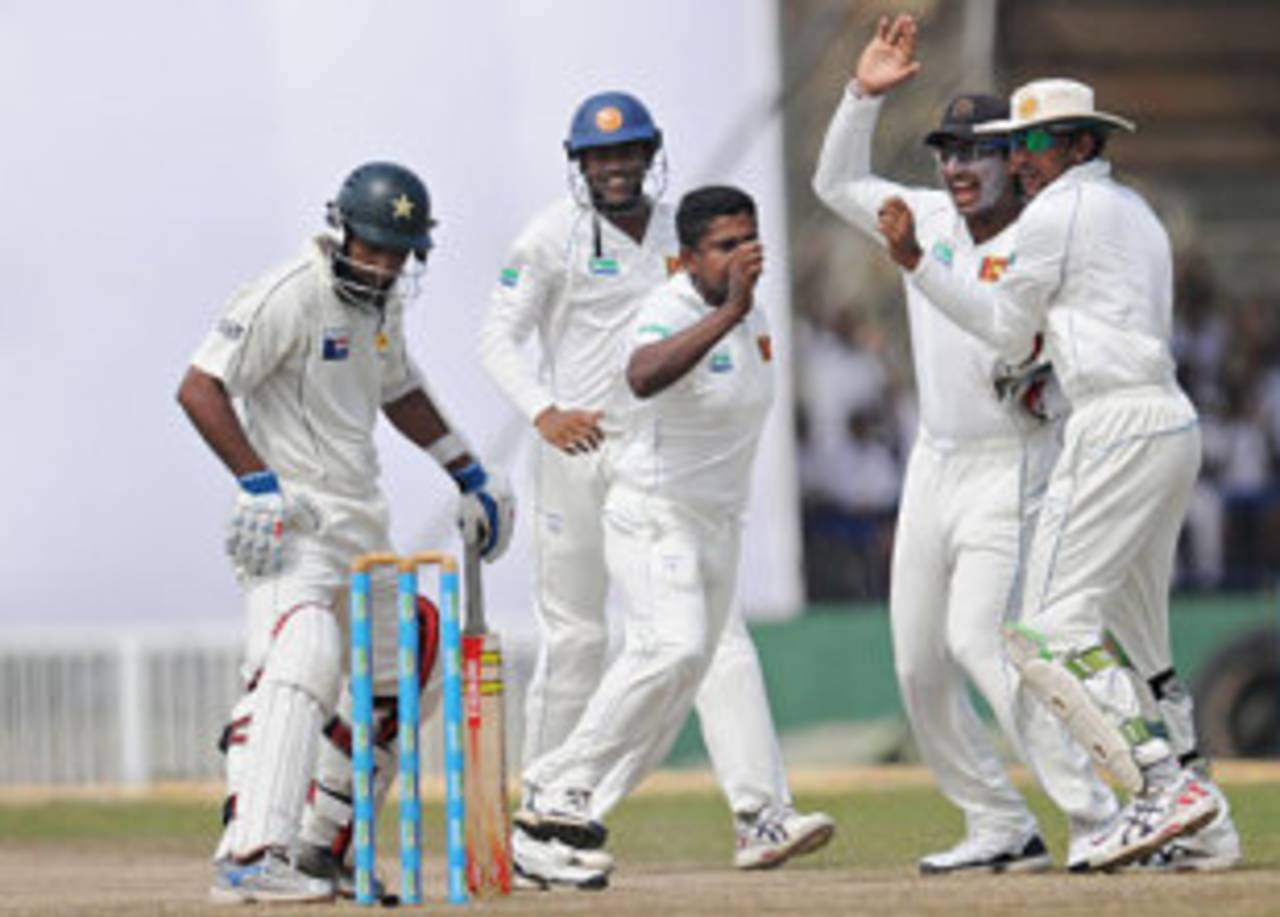 Rangana Herath is congratulated for Mohammad Yousuf's wicket, Sri Lanka v Pakistan, 1st Test, Galle, 4th day, July 7, 2009