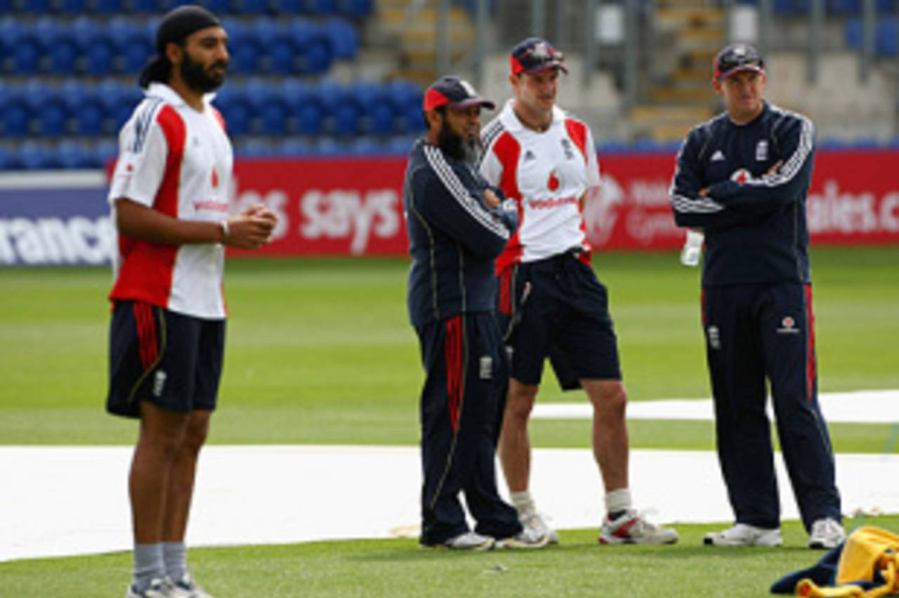 Monty Panesar prepares to bowl, with the think-tank of Mushtaq Ahmed, Andrew Strauss and Andy Flower behind him, England v Australia, 1st Test, Cardiff, July 7, 2009