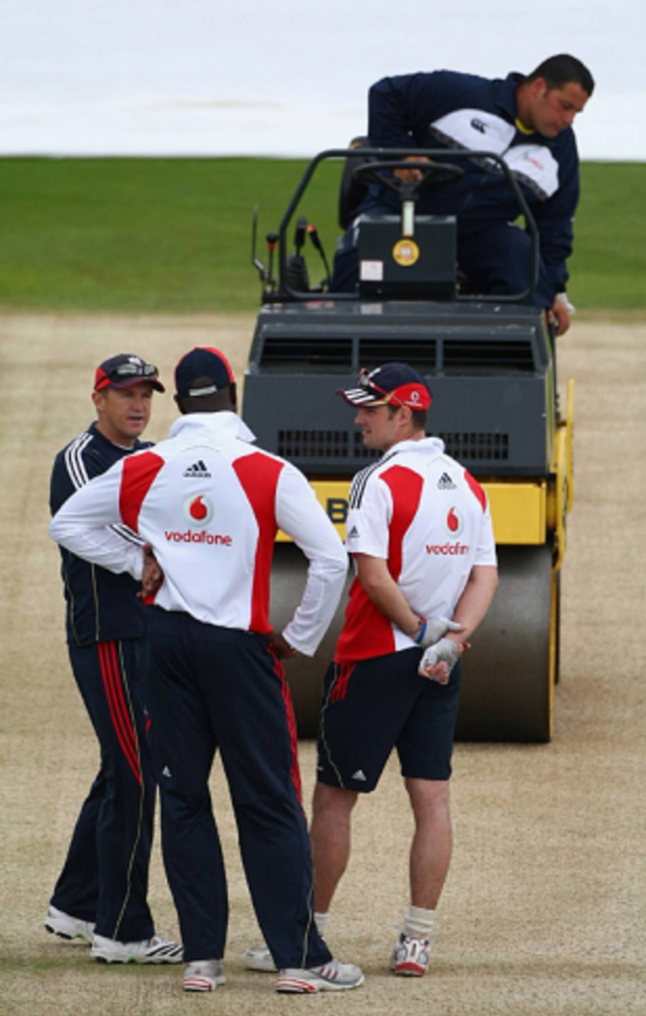 Andy Flower, Ottis Gibson and Andrew Strauss deep in discussion, England v Australia, 1st Test, Cardiff, July 7, 2009