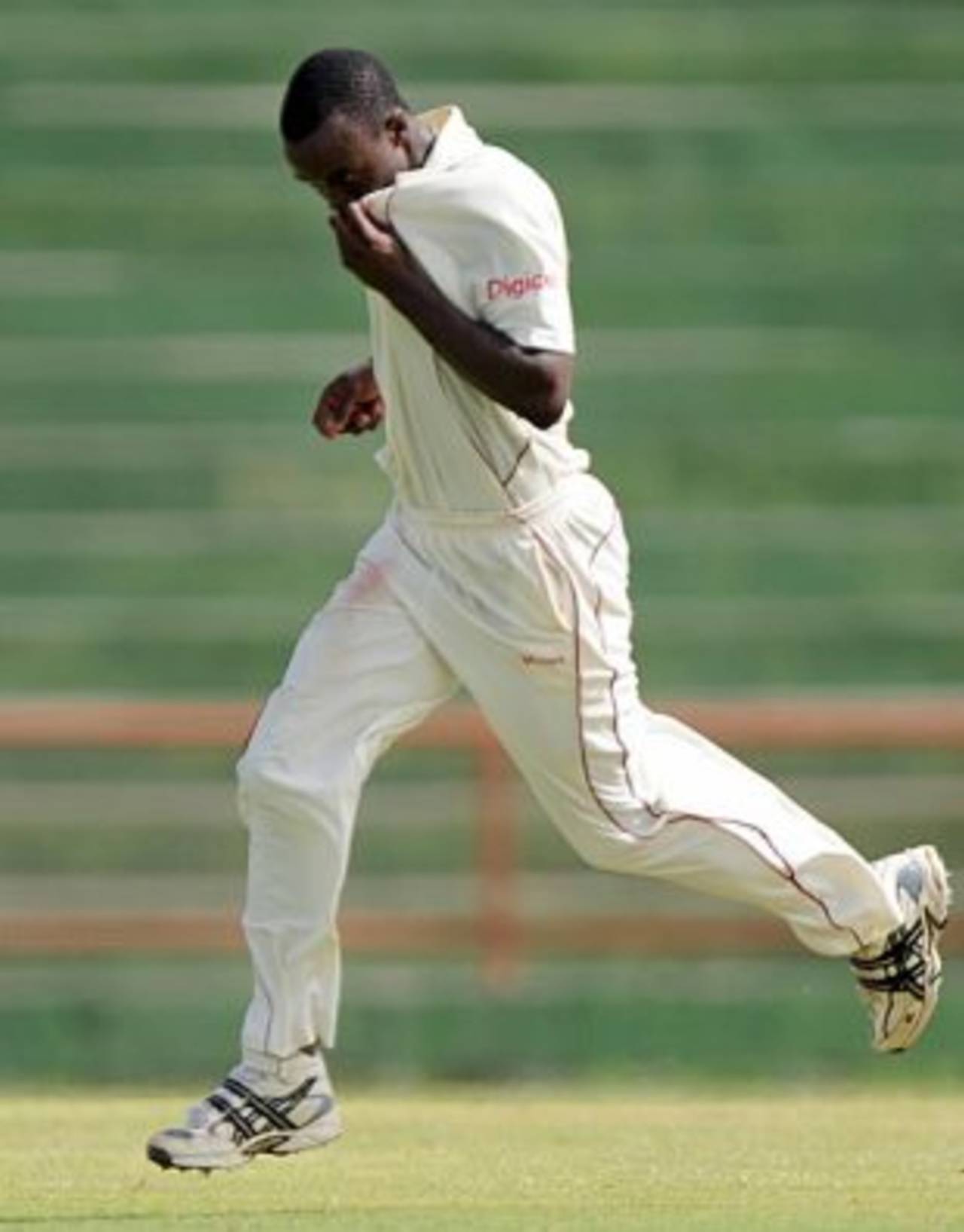 Kemar Roach took 3 for 46 on debut, West Indies v Bangladesh, 1st Test, St Vincent, 2nd day, July 10, 2009