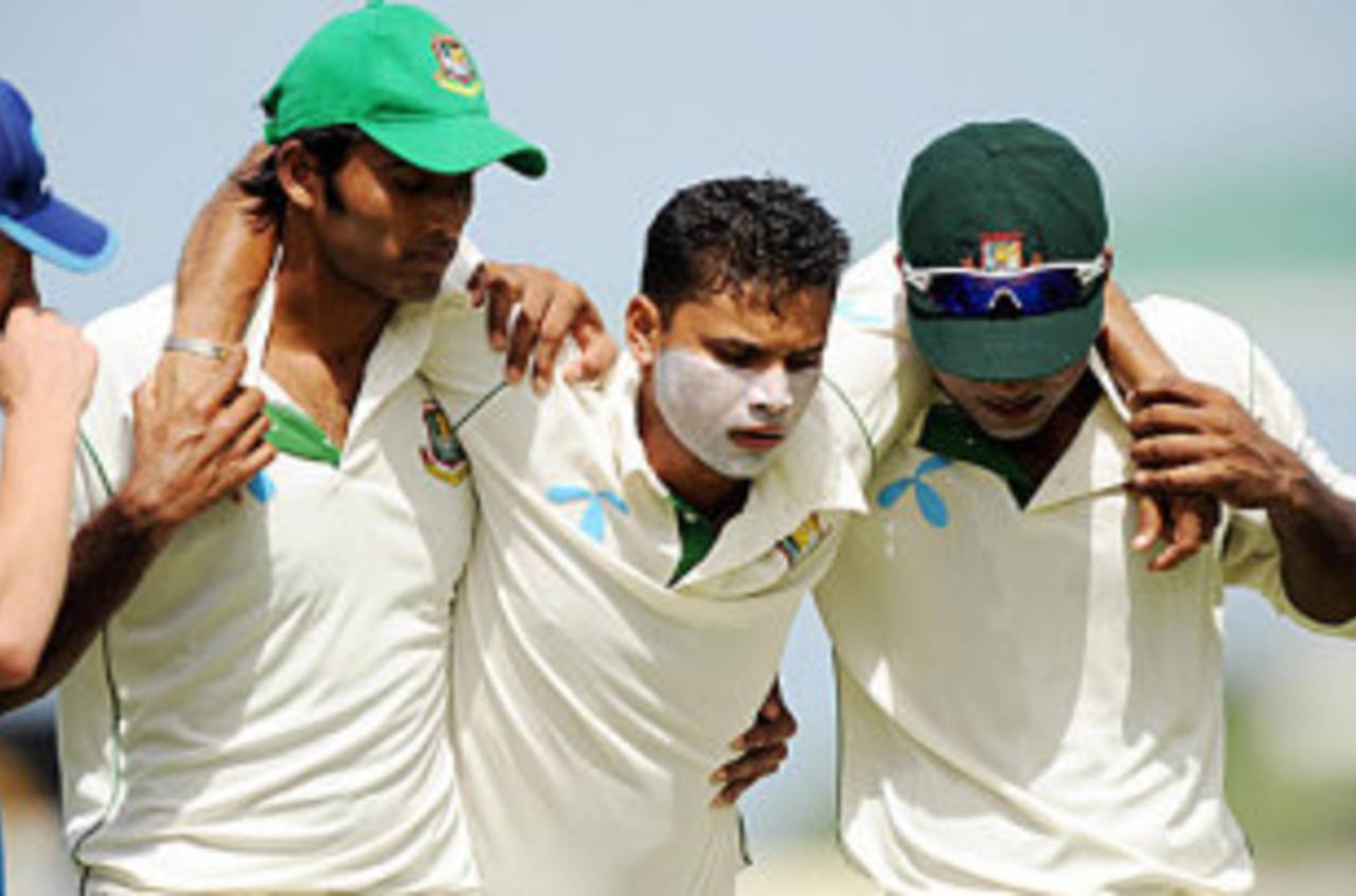 Mashrafe Mortaza is helped off the field after injuring his knee, West Indies v Bangladesh, 1st Test, Kingstown, 3rd day, July 11, 2009