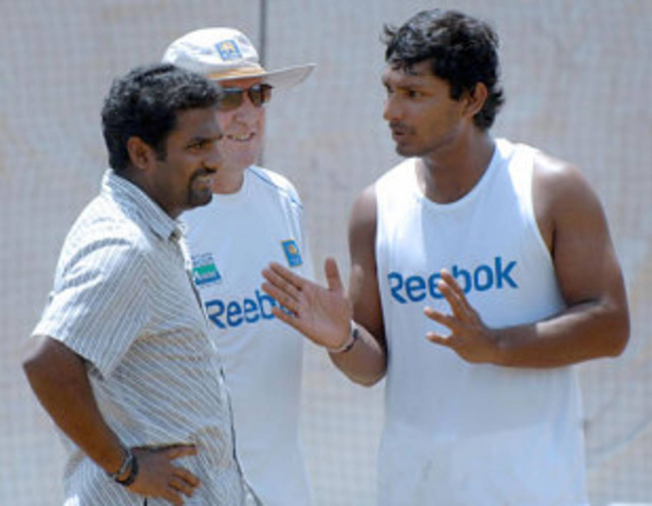 Kumar Sangakkara chats with Muttiah Muralitharan and coach Trevor Bayliss, Colombo, July 12, 2009