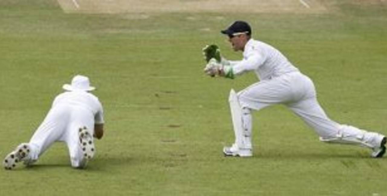 Andrew Strauss said he was 100% certain he had held the ball - and had the bruises to prove it&nbsp;&nbsp;&bull;&nbsp;&nbsp;AFP