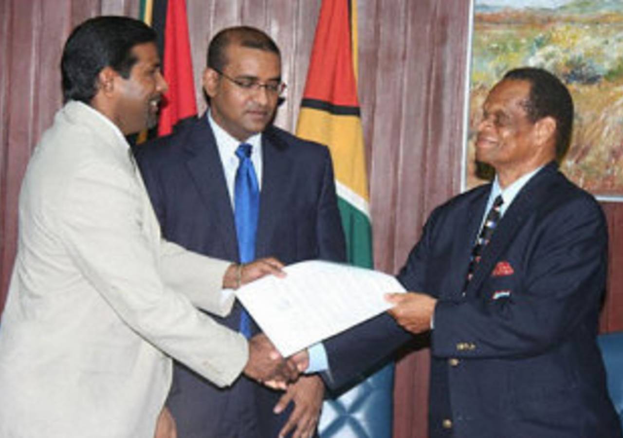 Players' association chief Dinanath Ramnarine shakes hands with board president Julian Hunte, Guyana, July 21, 2009