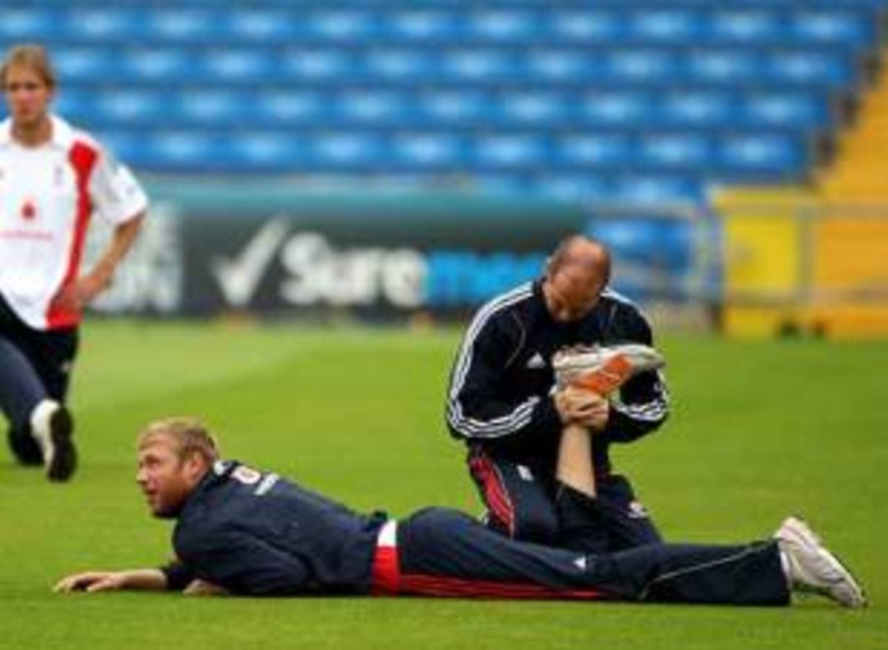 Andrew Flintoff receives more knee treatment, Headingley, August 5, 2009