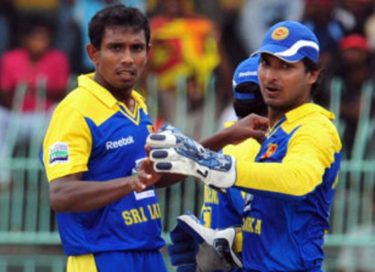 Thilan Thushara is congratulated by Kumar Sangakkara after he broke Pakistan's opening stand, Sri Lanka v Pakistan, 4th ODI, R Premadasa Stadium, Colombo, August 7, 2009
