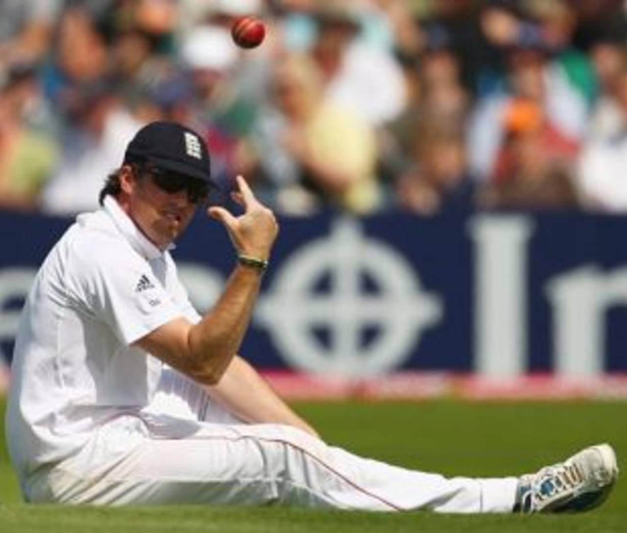 Graeme Swann tosses the ball, England v Australia, 4th Test, Headingley, 2nd day, August 8, 2009