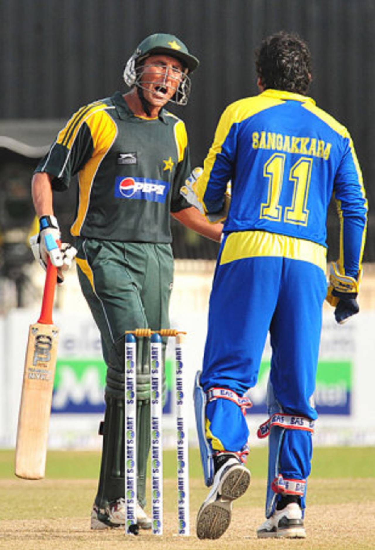 Younis Khan and Kumar Sangakkara exchange words, Sri Lanka v Pakistan, 5th ODI, Colombo, August 9, 2009 