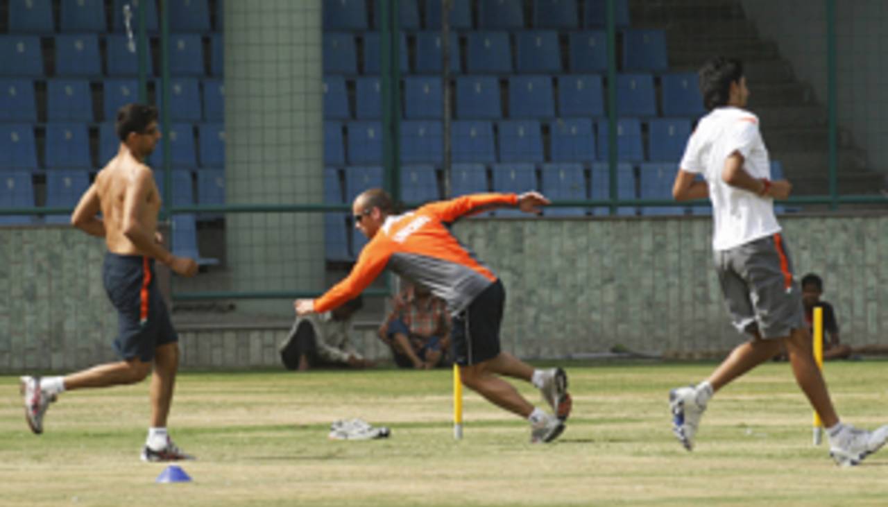 Gary Kirsten sprints along with Ashish Nehra and Ishant Sharma, New Delhi, August 10, 2009