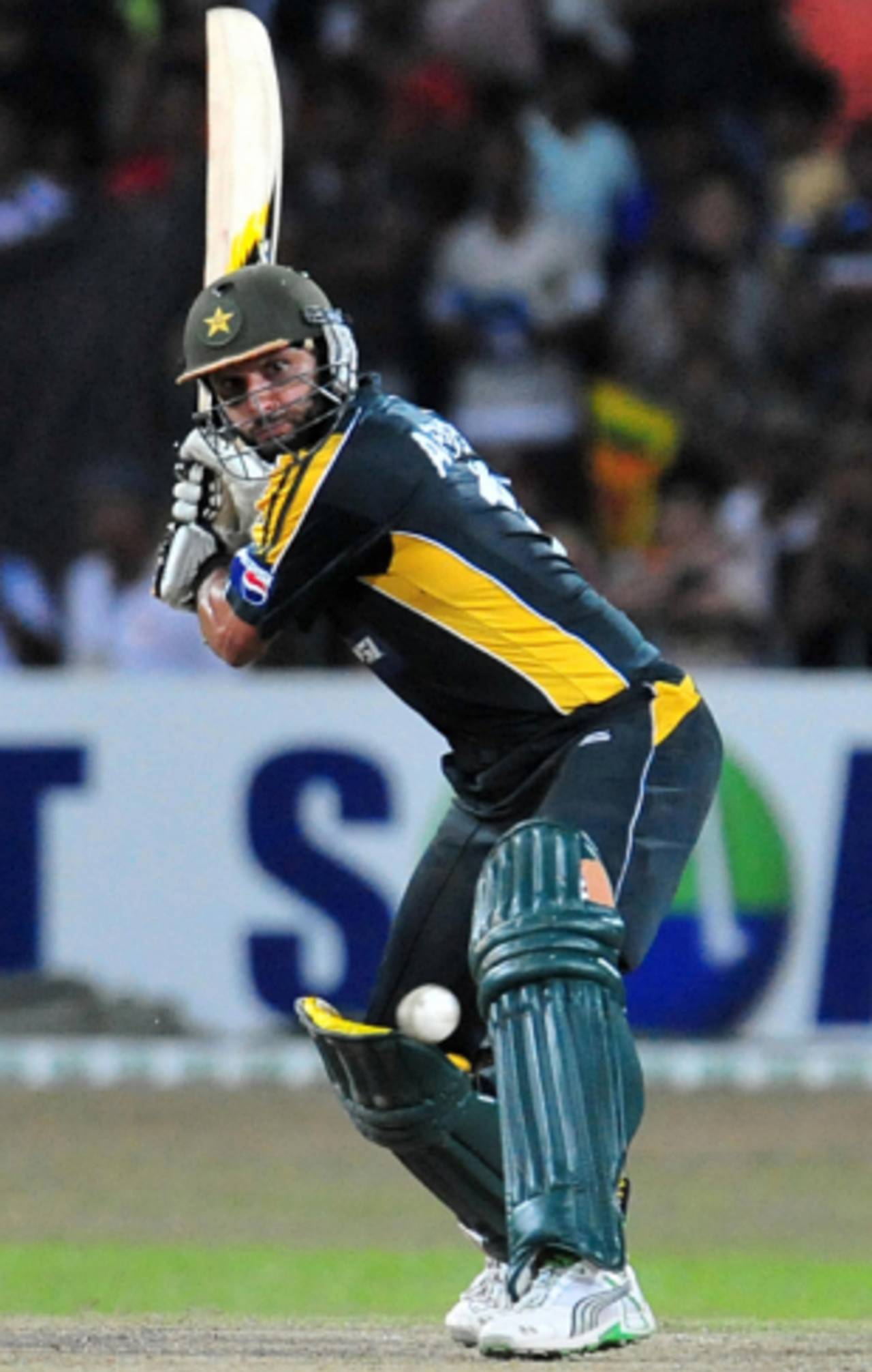 Shahid Afridi looks for maximum, Sri Lanka v Pakistan, only Twenty20 international, Colombo, August 12, 2009
