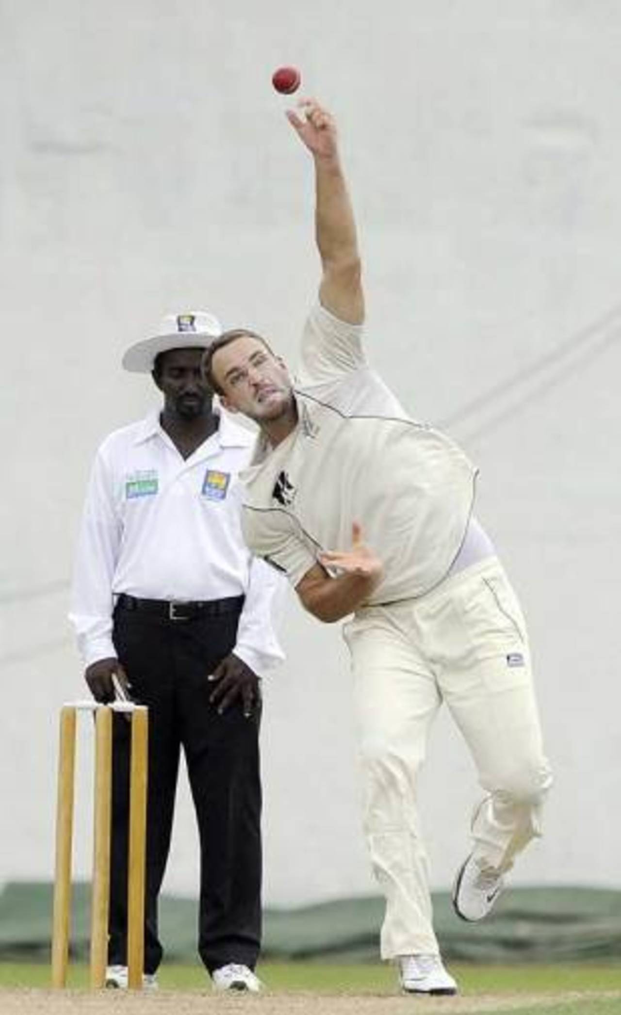 Daniel Vettori in delivery stride, Sri Lanka Cricket Development XI v New Zealanders, tour match, Colombo, 2nd day, August 13, 2009