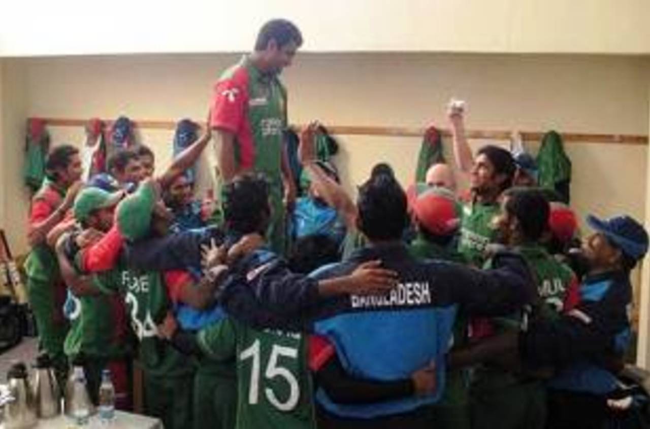 Tamim Iqbal leads the victory chorus in the Bangladesh dressing room&nbsp;&nbsp;&bull;&nbsp;&nbsp;TigerCricket.com