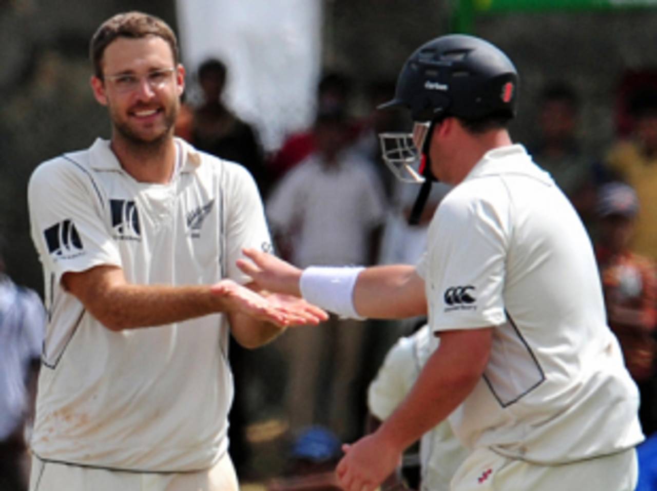 Daniel Vettori gets the congratulations from Jesse Ryder after dismissing Angelo Mathews, Sri Lanka v New Zealand, 1st Test, Galle, 2nd day, August 19, 2009