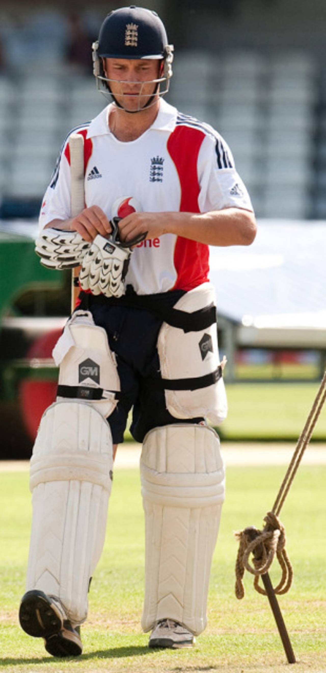 Jonathan Trott prepares for batting practice, The Oval, August 19, 2009