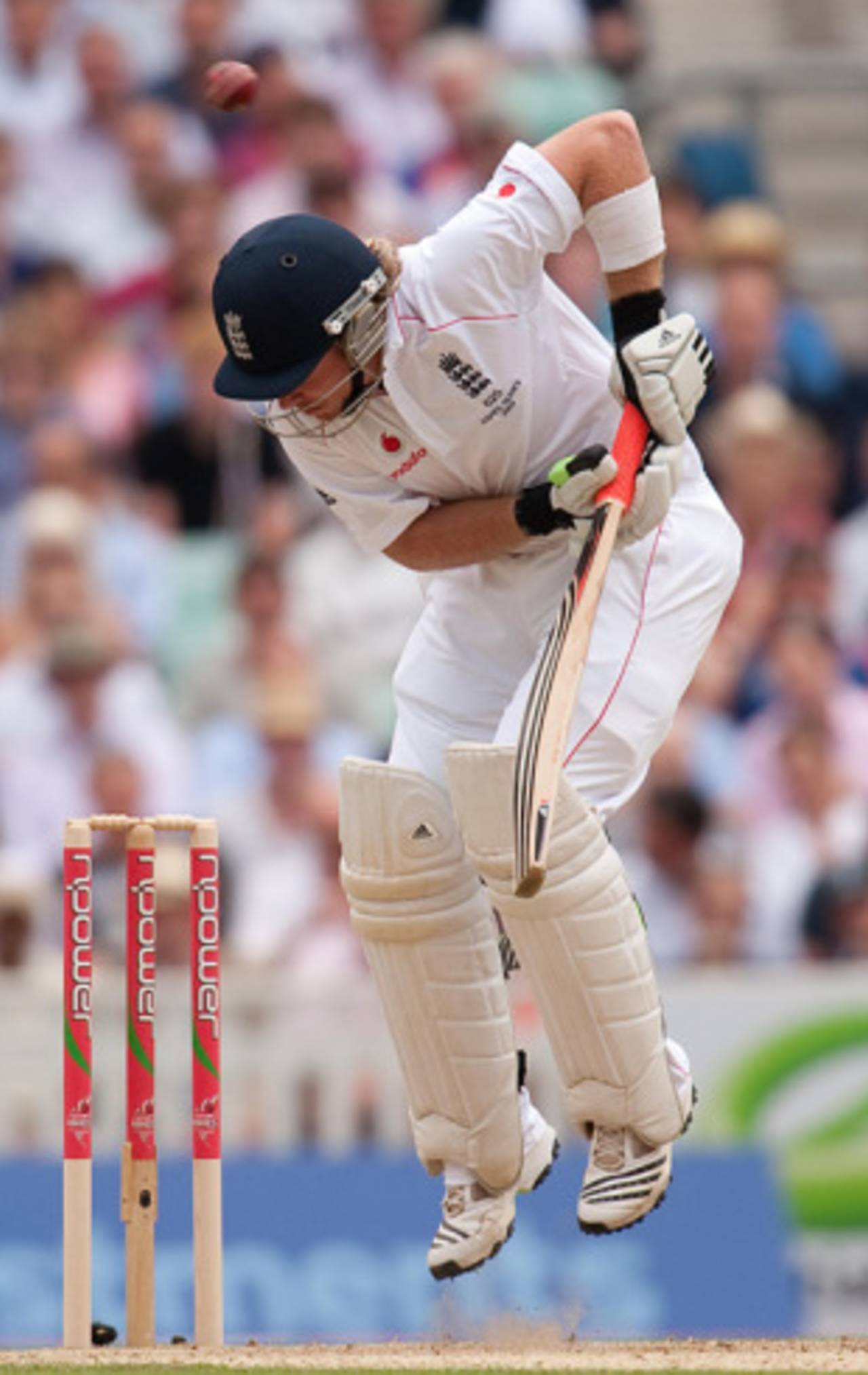 Ian Bell is targeted with the short ball, England v Australia, 5th Test, The Oval, 1st day, August 20, 2009