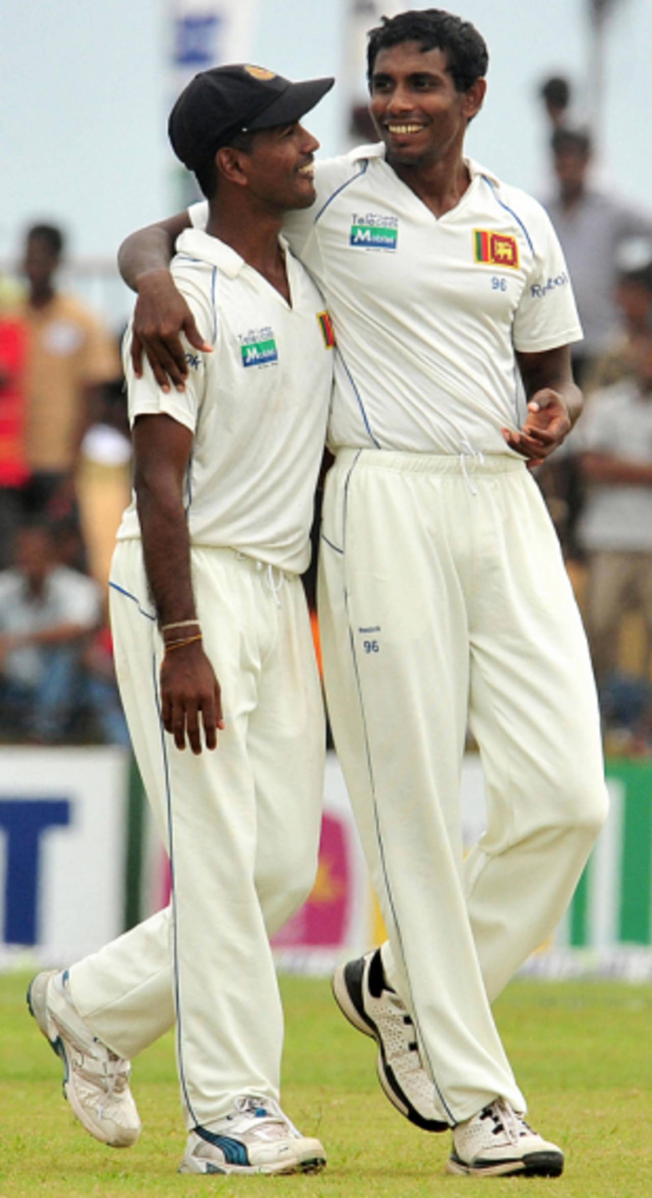 Thilan Thushara celebrates another New Zealand wicket with Nuwan Kulasekara, Sri Lanka v New Zealand, 1st Test, Galle, 3rd day, August 20, 2009