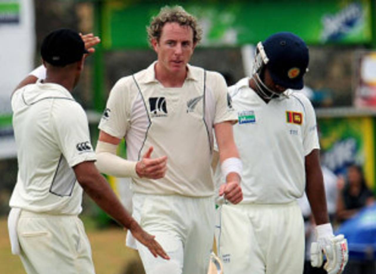Iain O'Brien is congratulated for the wicket of Tharanga Paranavitana, Sri Lanka v New Zealand, 1st Test, Galle, 4th day, August 21, 2009