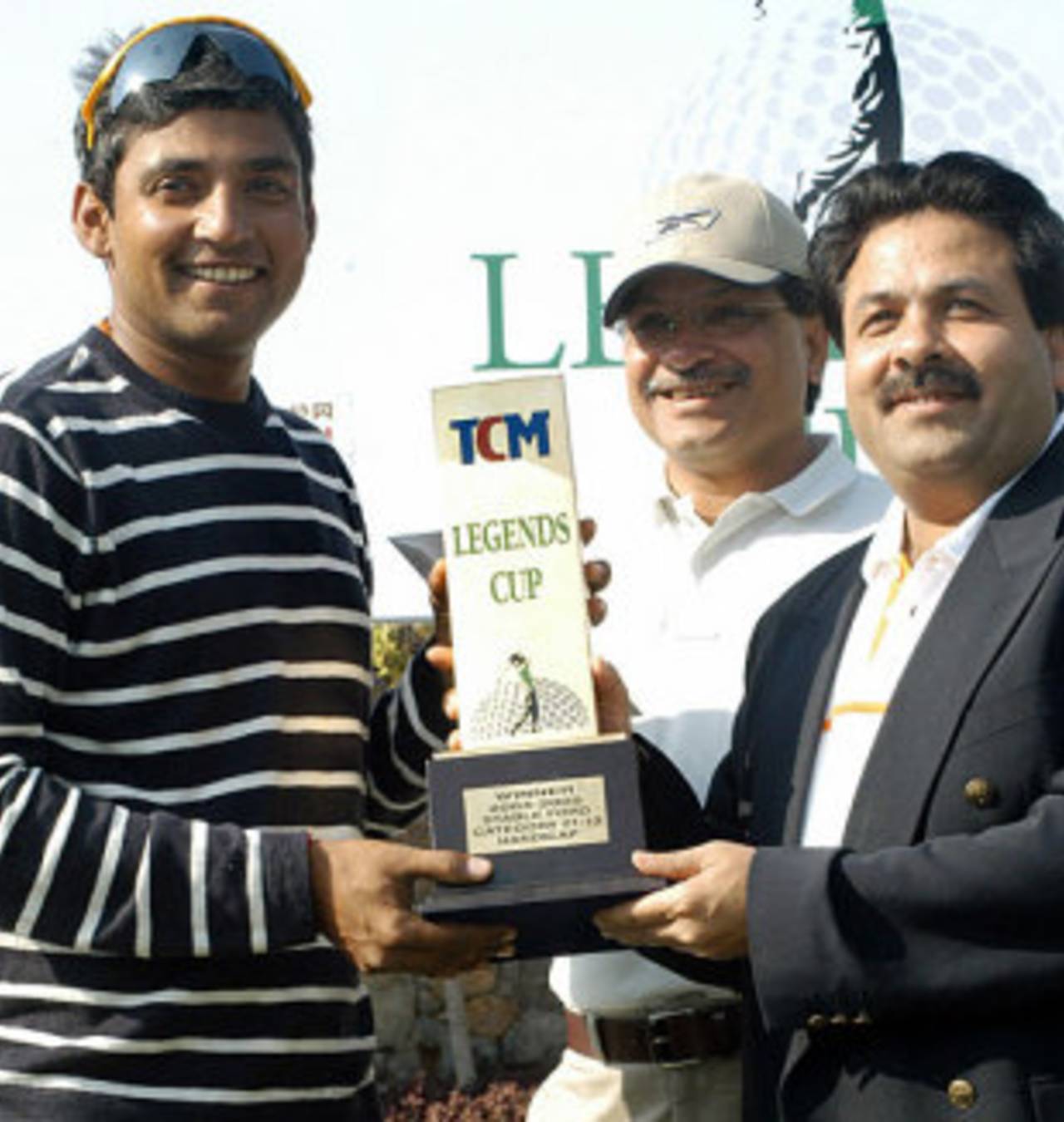 Ajay Jadeja receives a trophy from Rajiv Shukla at a golf tournament, Manesar, November 21, 2004