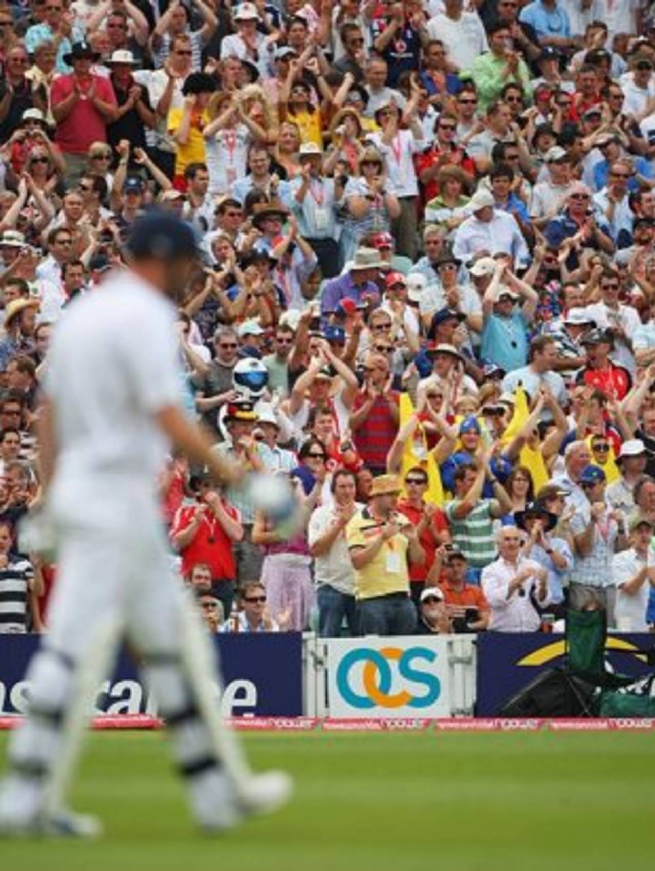 The crowd gives Andrew Flintoff a rousing cheer as he walks out for his final Test innings, England v Australia, 5th Test, The Oval, 3rd day, August 22, 2009