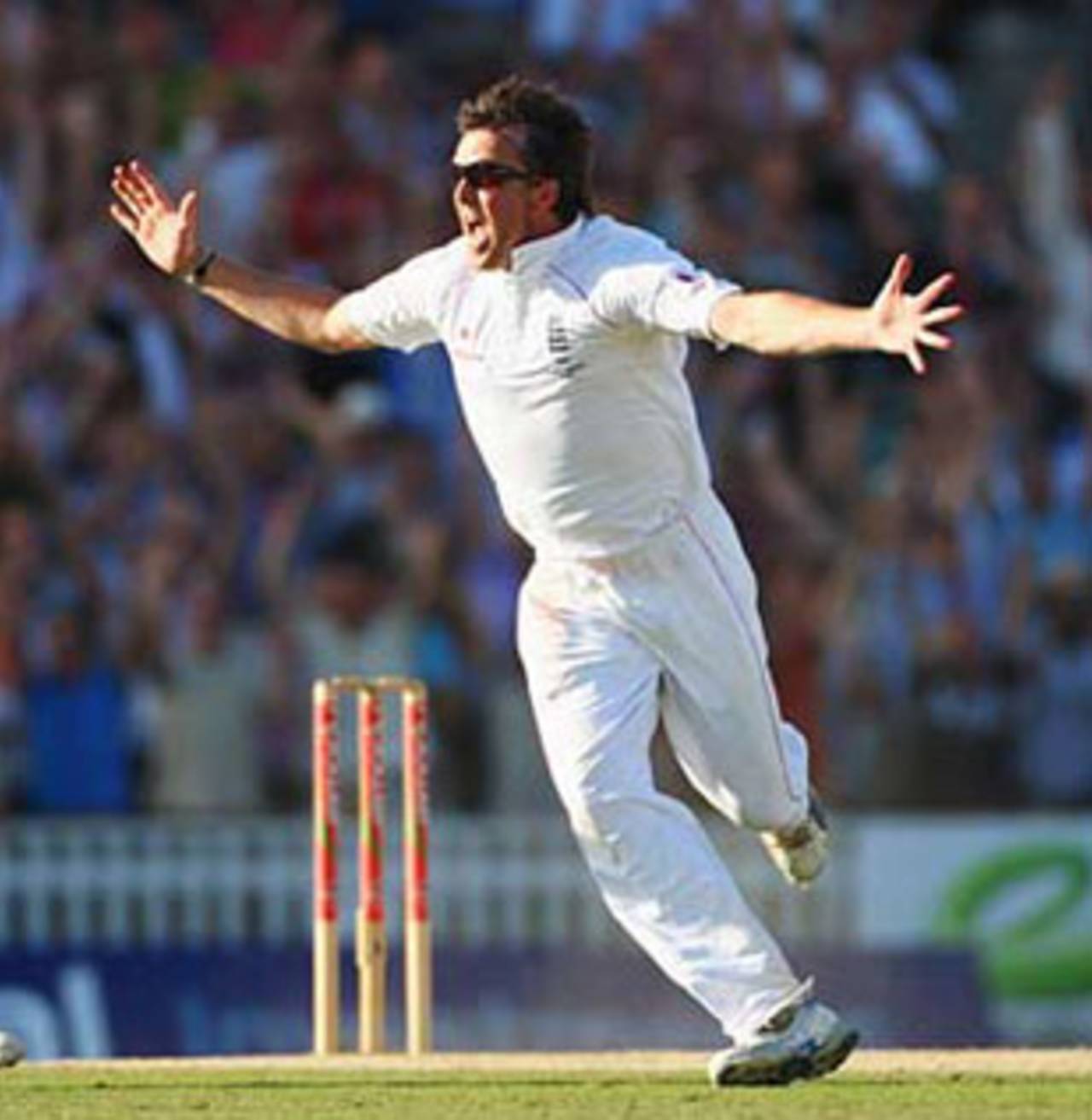 Graeme Swann claimed the final wicket as England regained the Ashes, England v Australia, 5th Test, The Oval, 4th day, August 23, 2009