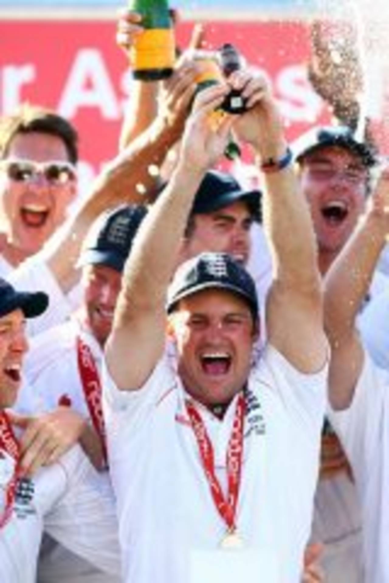 Andrew Strauss holds the Ashes aloft, England v Australia, 5th Test, The Oval, 4th day, August 23, 2009