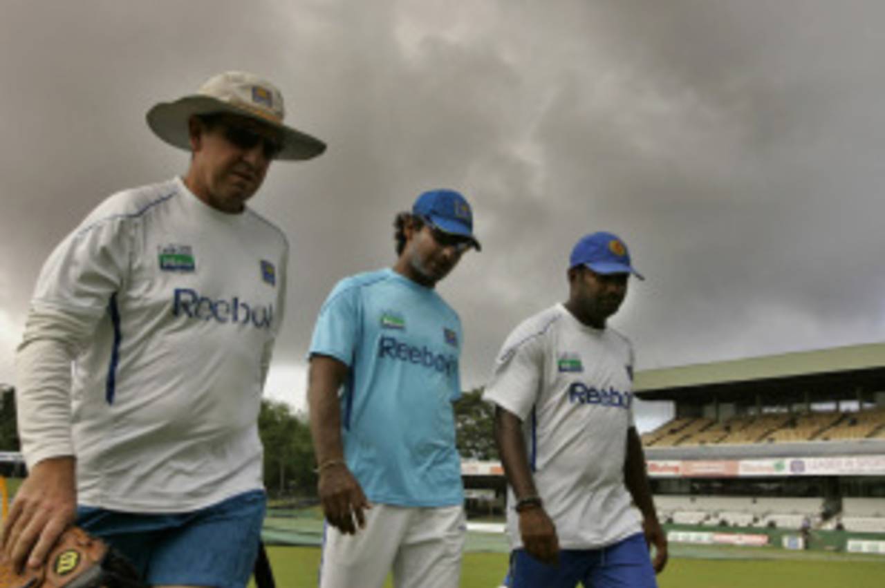 Trevor Bayliss, Kumar Sangakkara and Muttiah Muralitharan leave the ground as dark clouds loom large, SSC, Colombo, August 25, 2009