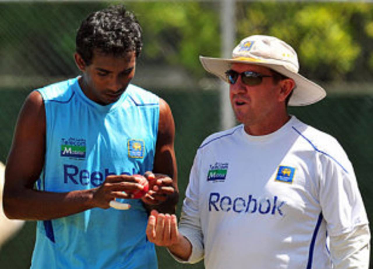 Trevor Bayliss has a word with Thilan Thushara, SSC, Colombo, August 25, 2009