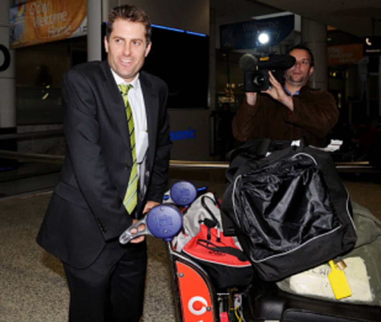 Simon Katich makes his way out of the airport, Sydney, August 26, 2009