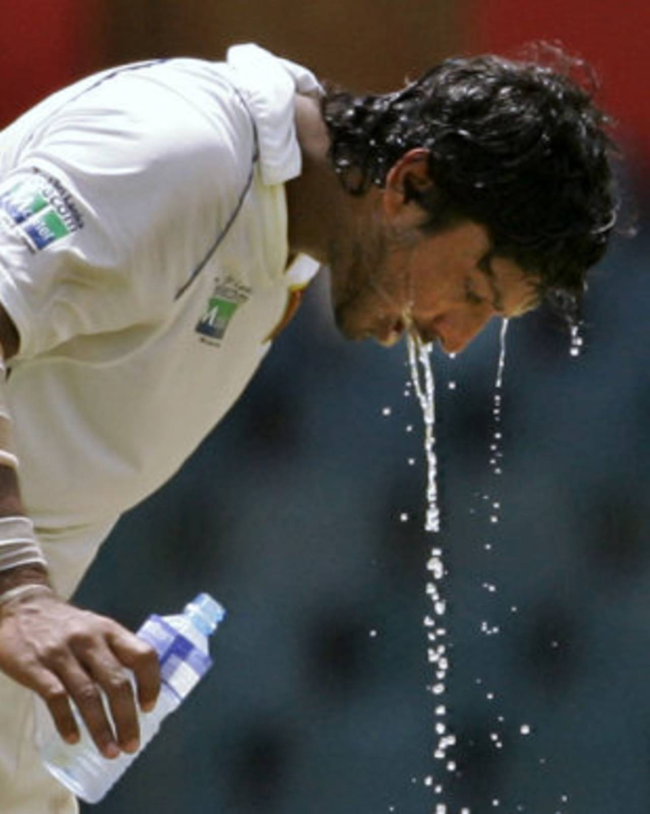 Kumar Sangakkara pours water on himself to cool down, Sri Lanka v New Zealand, 2nd Test, SSC, Colombo, 4th day, August 29, 2009 