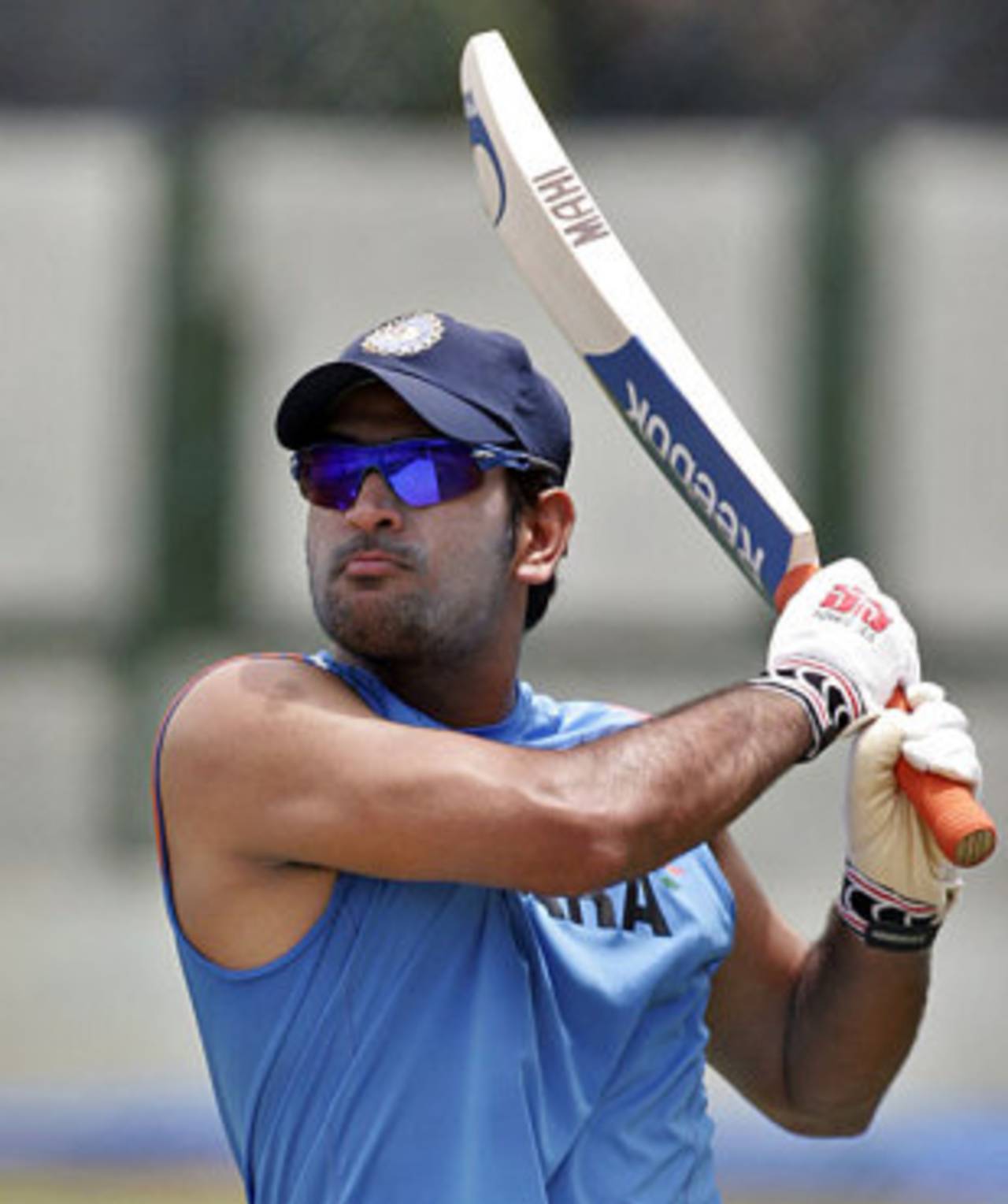 MS Dhoni perfects his golf swing...with the bat, Bangalore, August 29, 2009