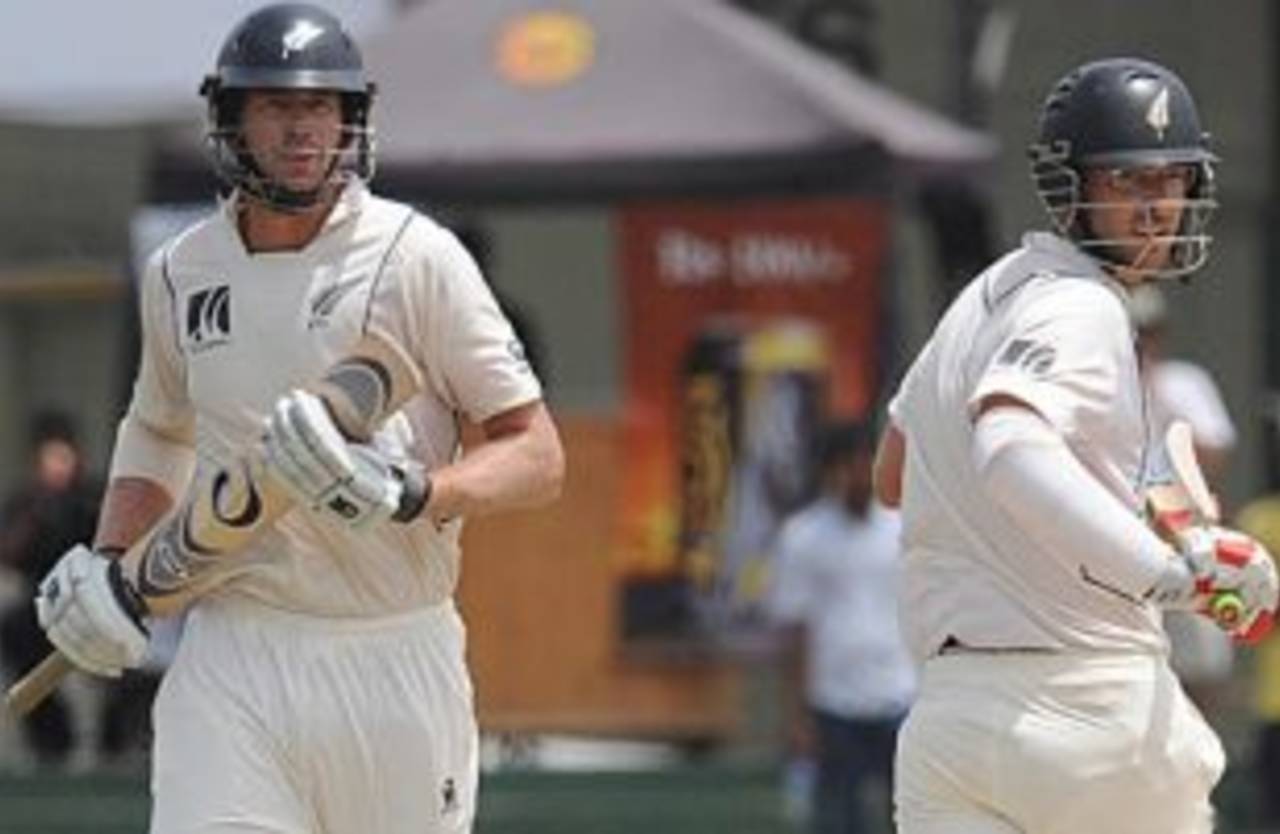 Jacob Oram and Daniel Vettori frustrated Sri Lanka in the morning session, Sri Lanka v New Zealand, 2nd Test, SSC, 5th day, August 30, 2009