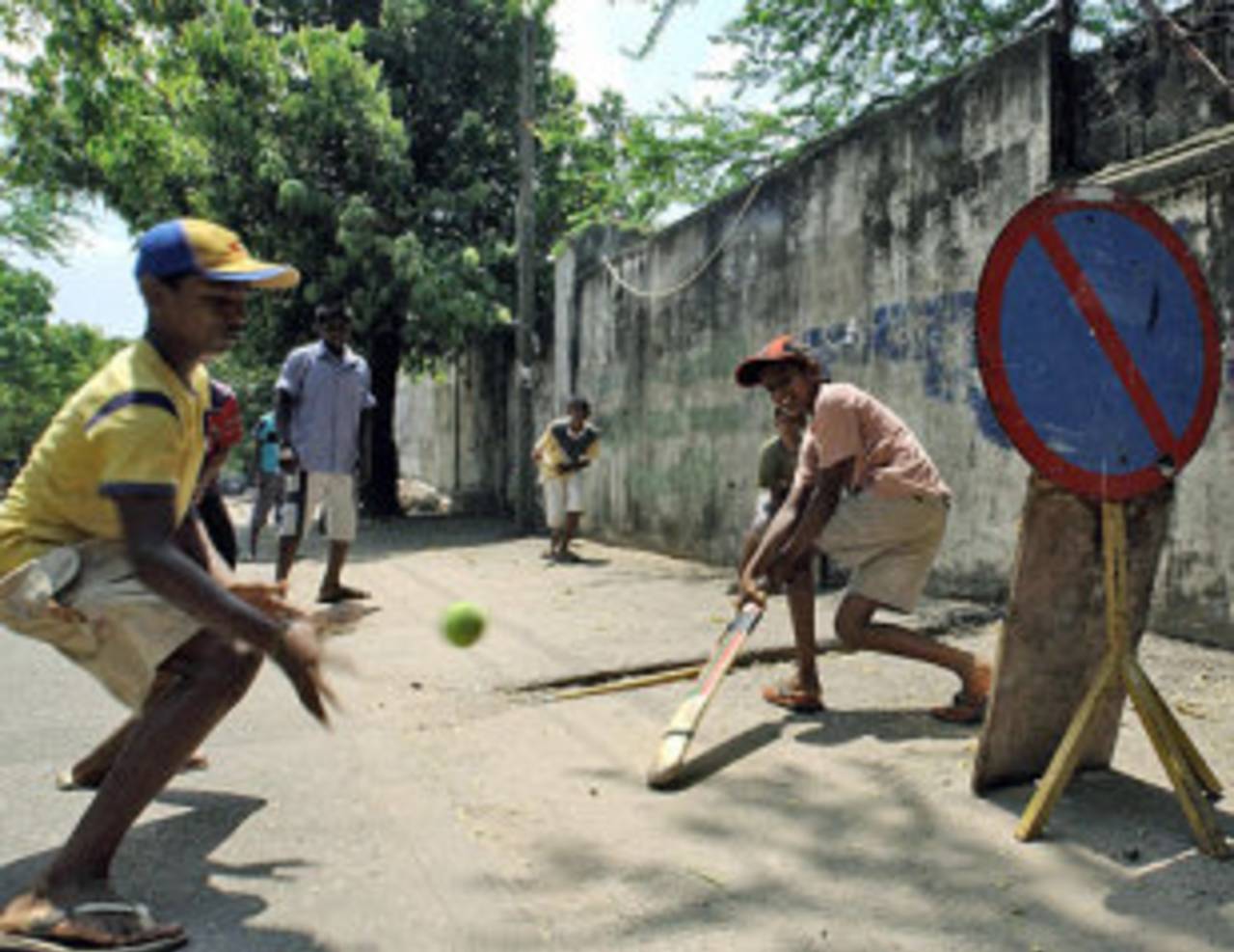 Children play on the streets, Colombo, April 20, 2007