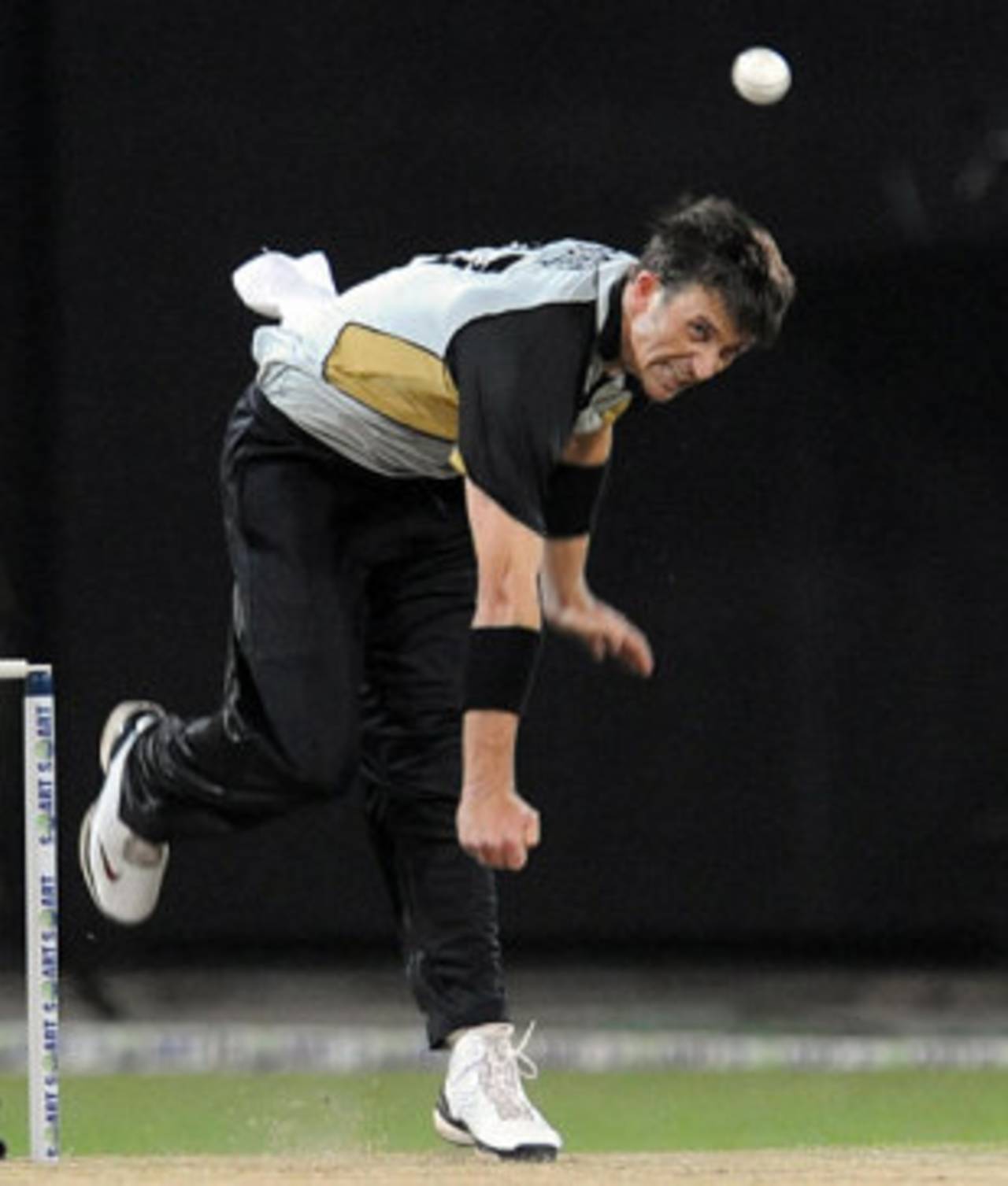 Shane Bond delivers the ball, Sri Lanka v New Zealand, 1st Twenty20, Colombo, September 2, 2009