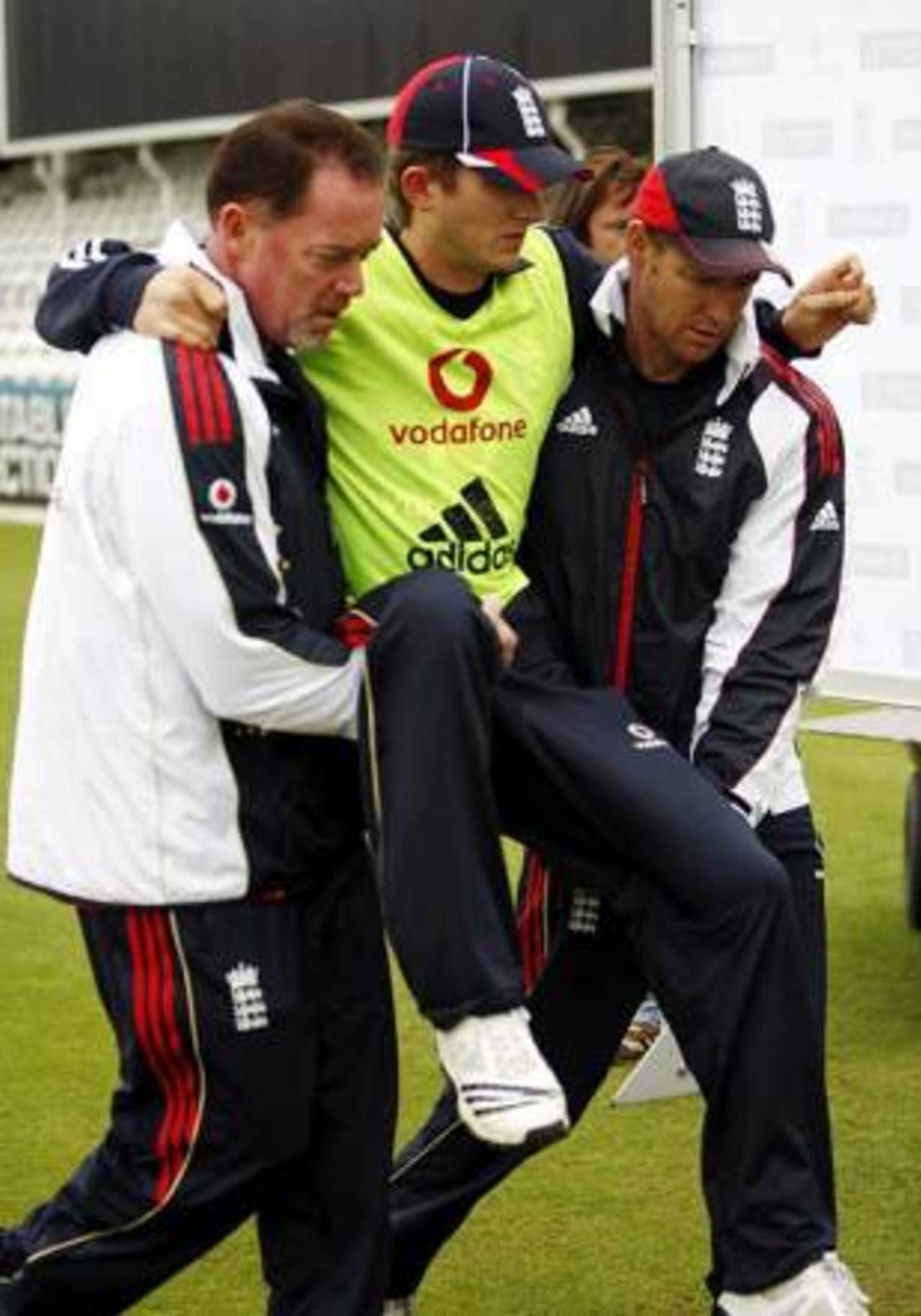 Joe Denly is helped off the field after twisting his knee, The Oval, September 3, 2009