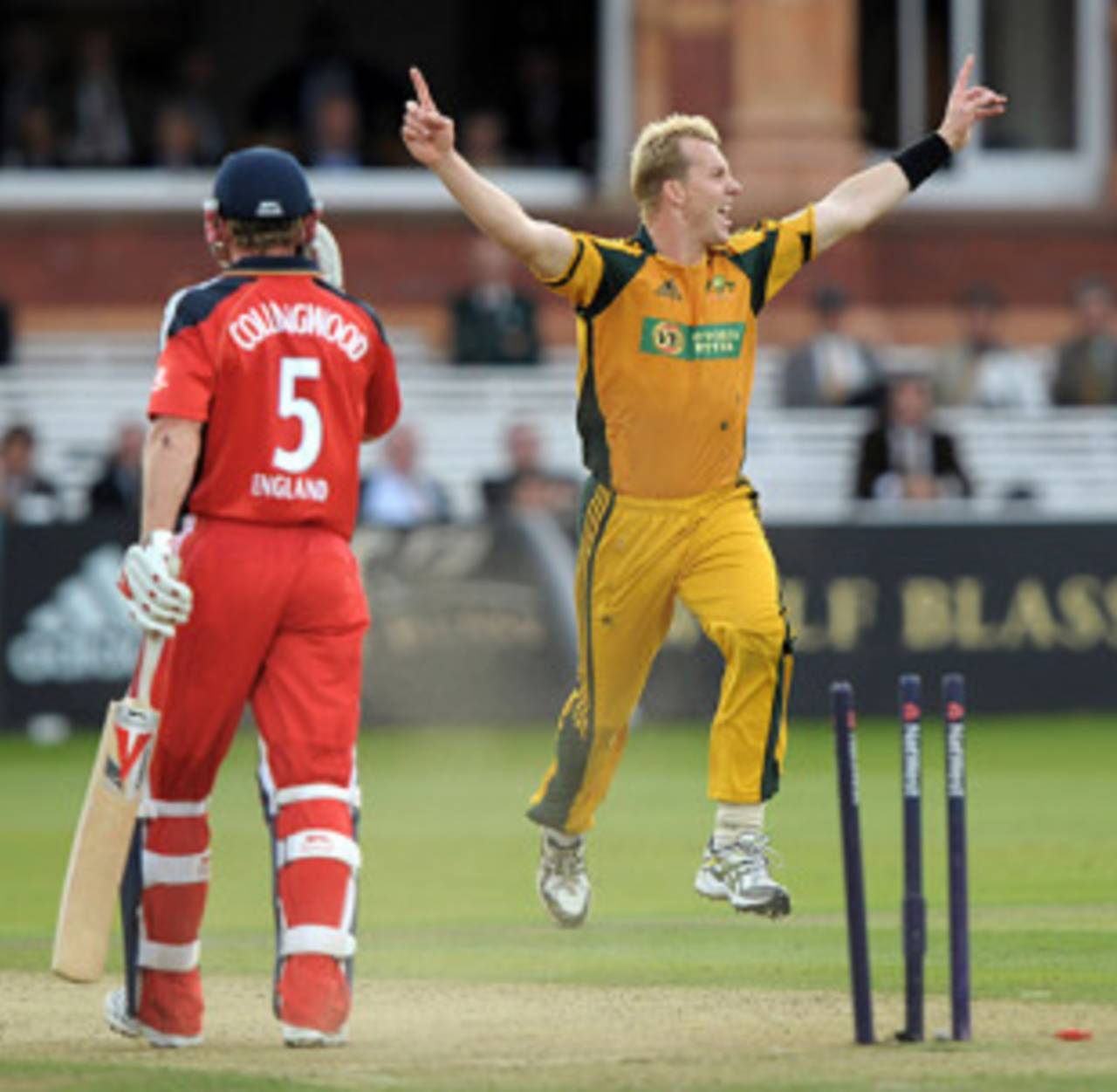 Brett Lee bowls Paul Collingwood, England v Australia, 2nd ODI, Lord's, September 6, 2009
