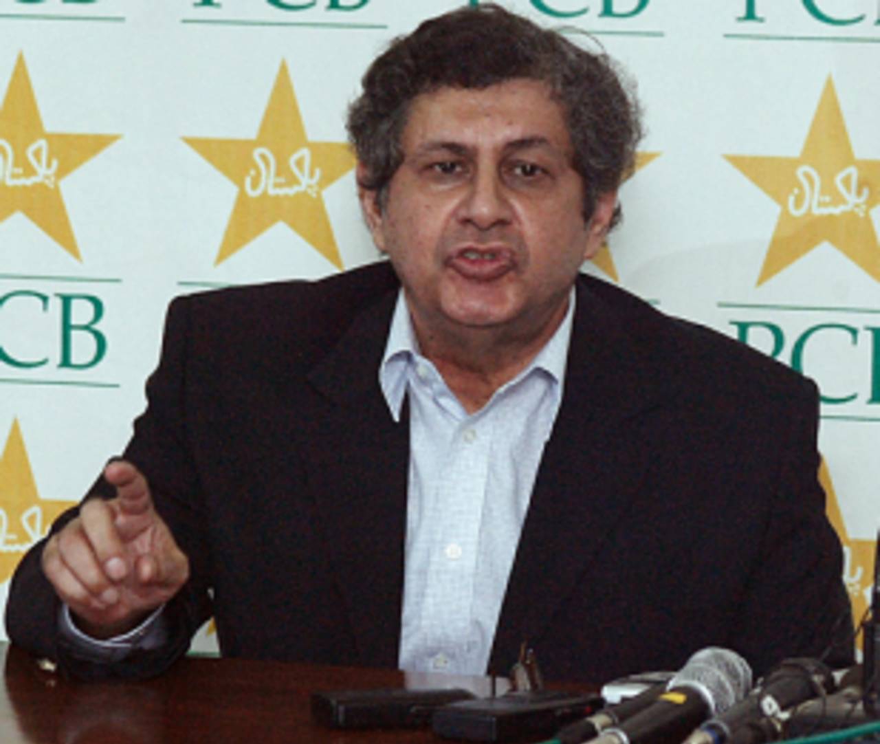 Wasim Bari makes a point to the reporters, Lahore, March 5, 2009
