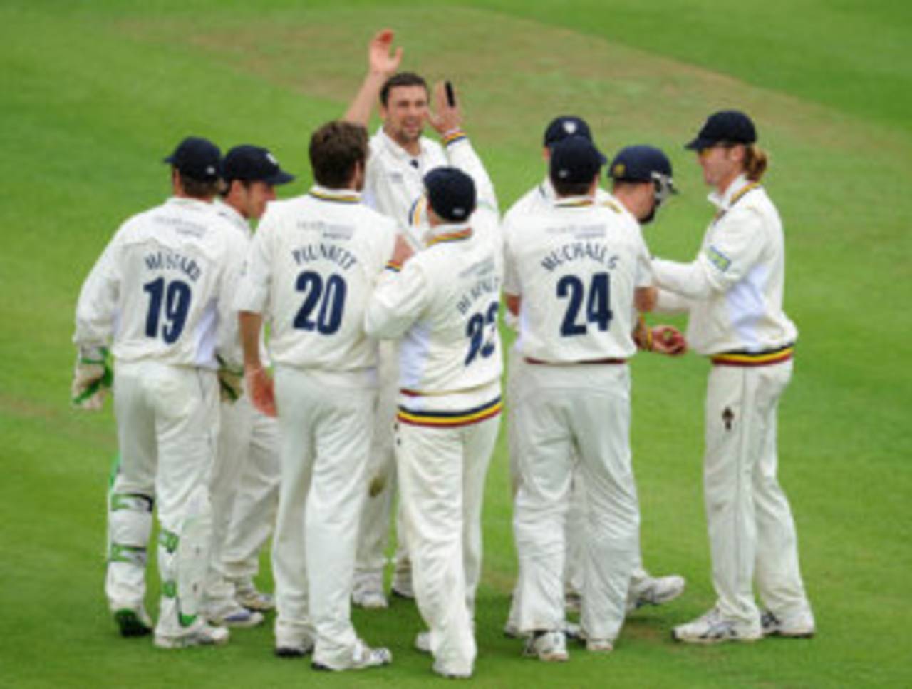 Steve Harmison is congratulated by his team-mates, Durham v Nottinghamshire, County Championship, 17 July 2009