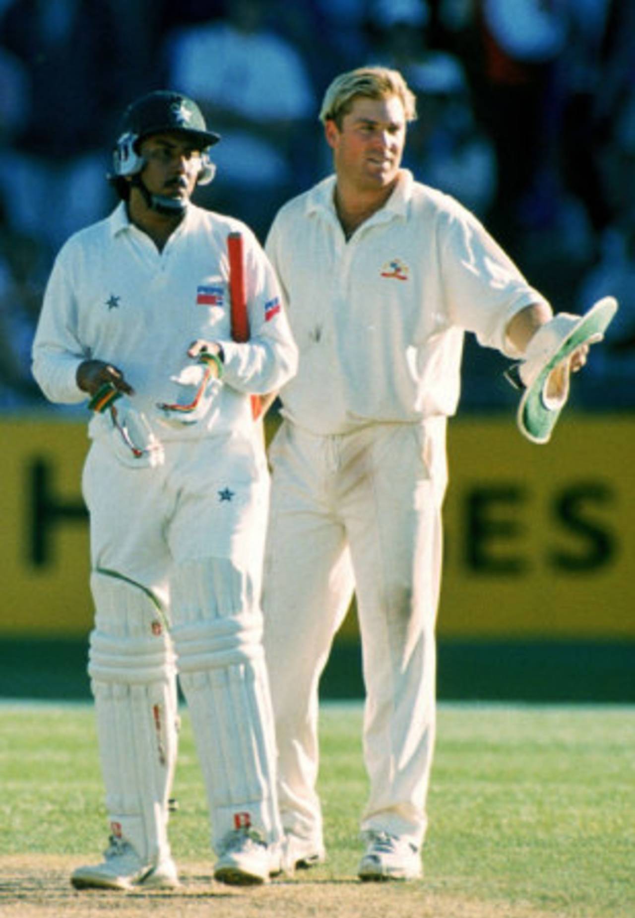 Shane Warne greets Saleem Malik, Australia v Pakistan, 3rd Test, Sydney, 1st day, November 30, 1995