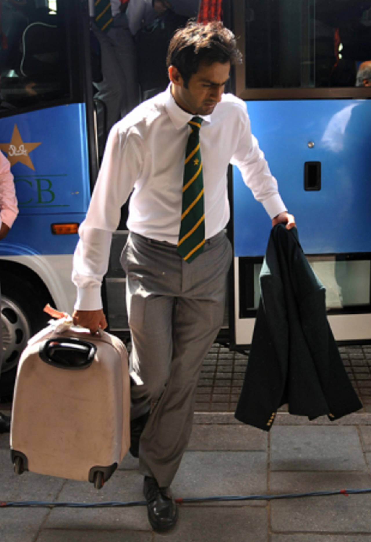 Shoaib Malik gets off the team bus, Karachi, September 17, 2009