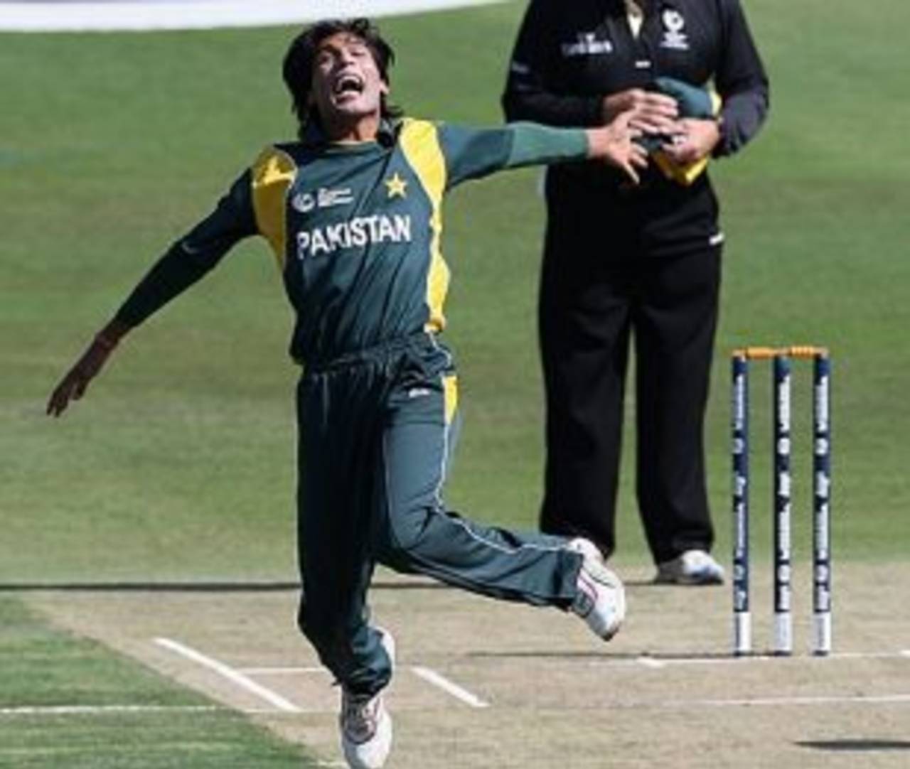 Mohammad Aamer celebrates an early wicket, Pakistan v West Indies, Champions Trophy, Group A, Johannesburg, September 23, 2009