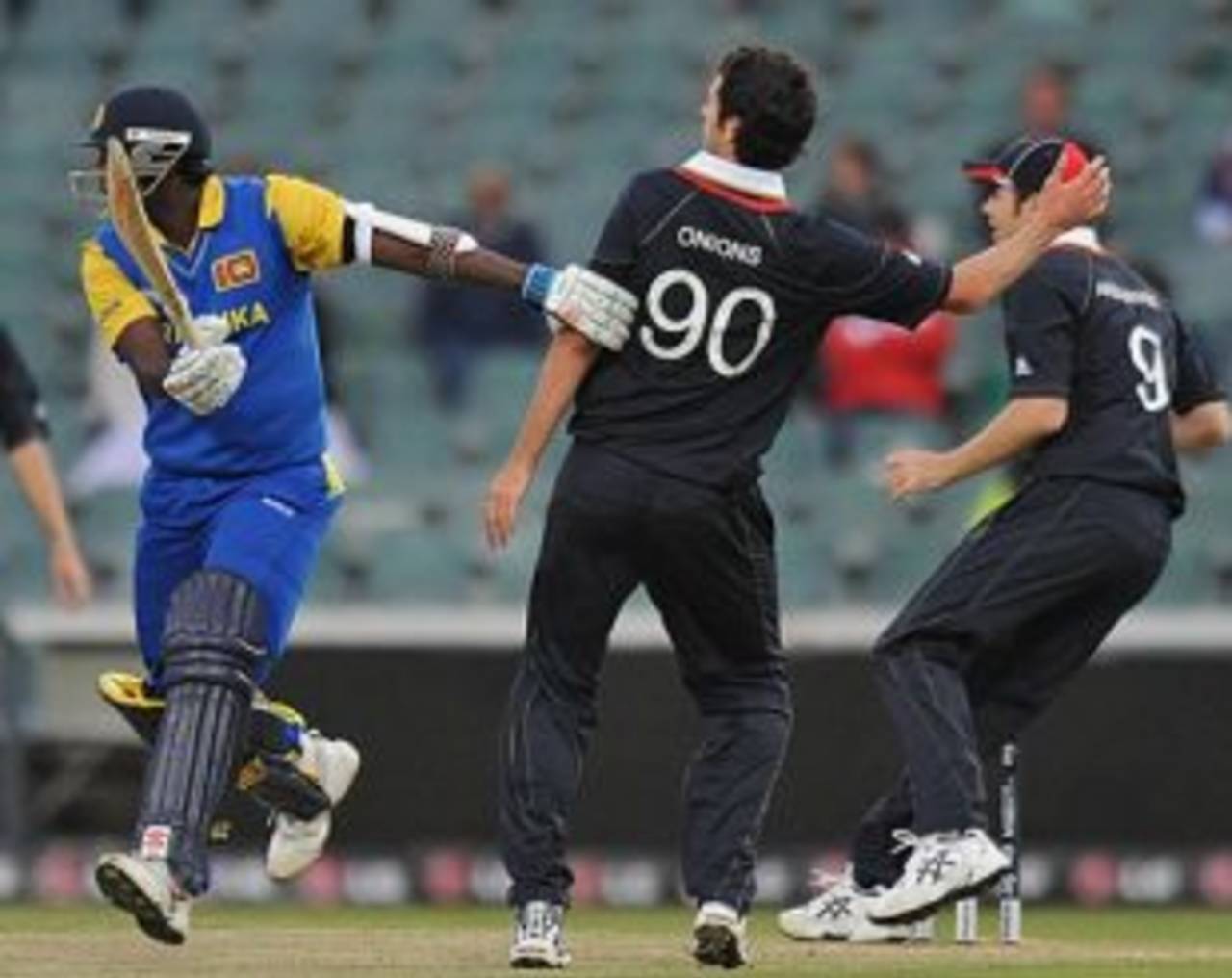 'Do you mind?' - Angelo Mathews and Graham Onions get in each other's way&nbsp;&nbsp;&bull;&nbsp;&nbsp;Getty Images