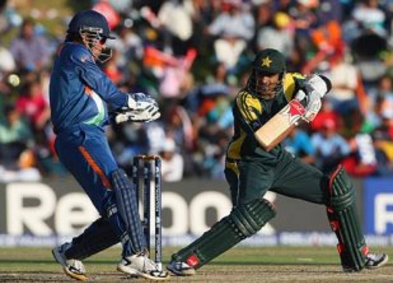 With Pakistan at 65 for 3 when the Powerplays ended, Dhoni chose to bring in his part-timers, and allowed Shoaib Malik, who couldn't get even a single away, to then&nbsp;&nbsp;&bull;&nbsp;&nbsp;Getty Images