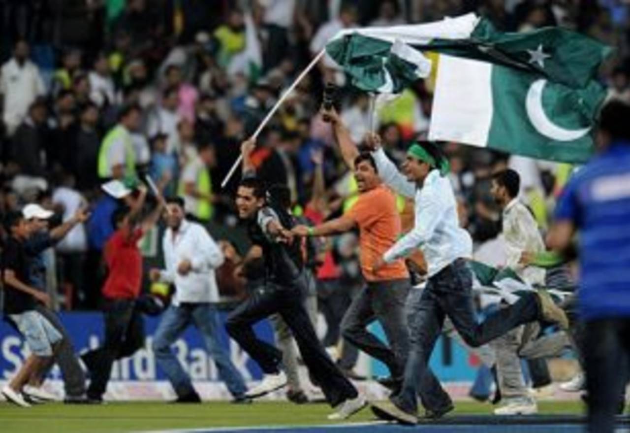 The Pakistan fans bring the noise (and the flags) after the last wicket&nbsp;&nbsp;&bull;&nbsp;&nbsp;Getty Images