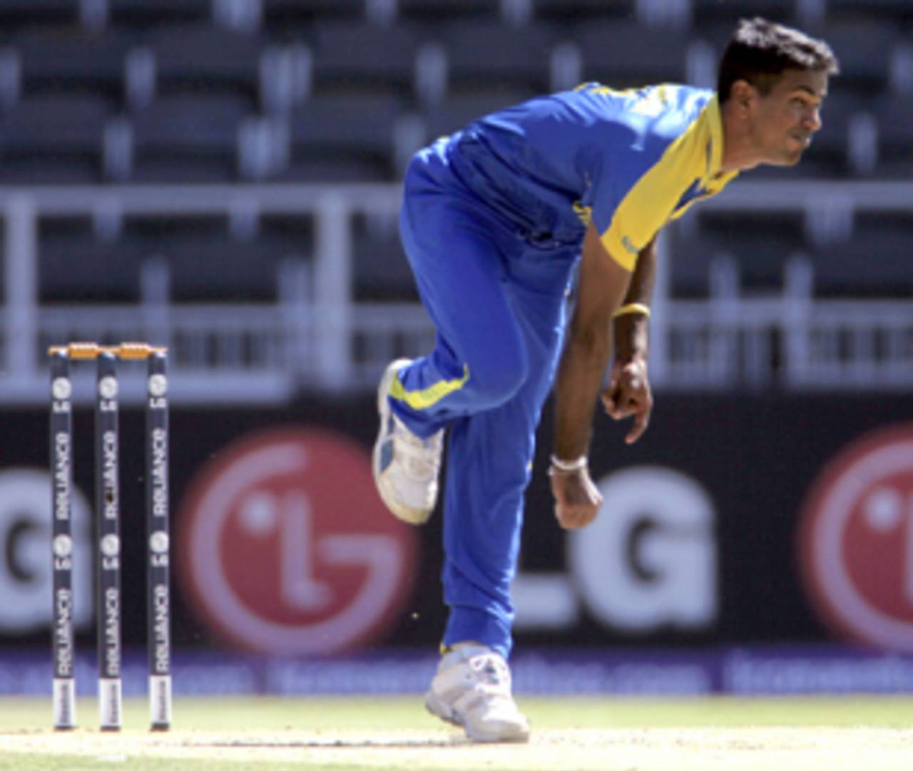 Nuwan Kulasekara and his new-ball partner Thilan Thushara were unable to prevent New Zealand's openers from scoring quickly&nbsp;&nbsp;&bull;&nbsp;&nbsp;Associated Press