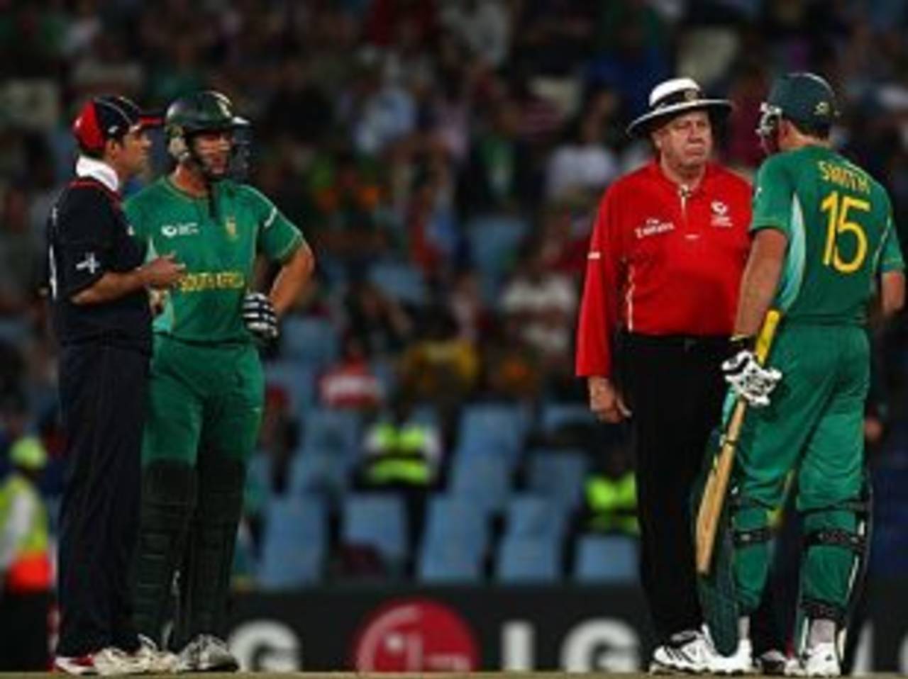 Graeme Smith asked for a runner but Andrew Strauss didn't allow him one&nbsp;&nbsp;&bull;&nbsp;&nbsp;Getty Images