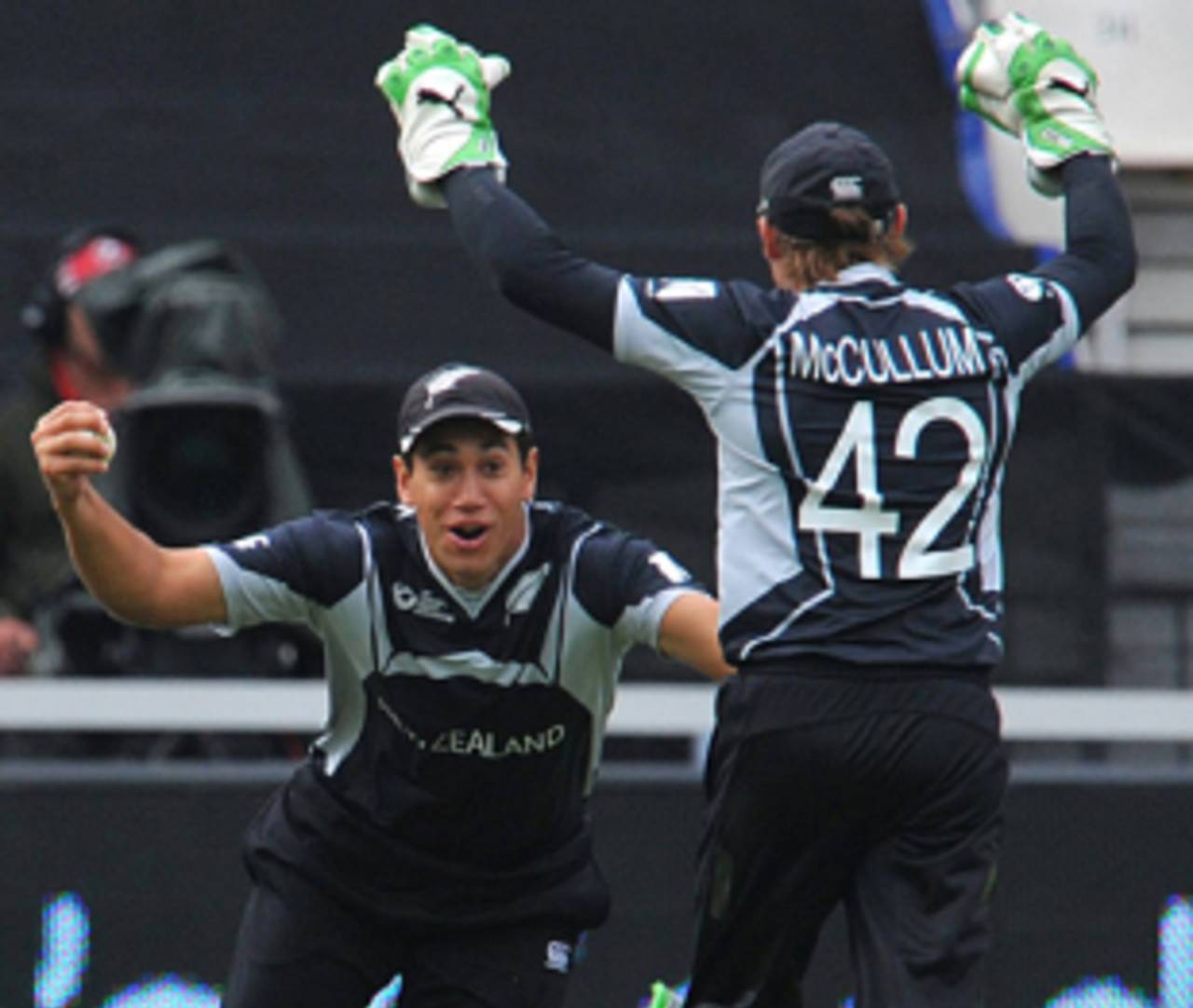 An alert Ross Taylor latches on to Brendon McCullum's parry  , England v New Zealand, ICC Champions Trophy, Group B, Johannesburg, September 29, 2009