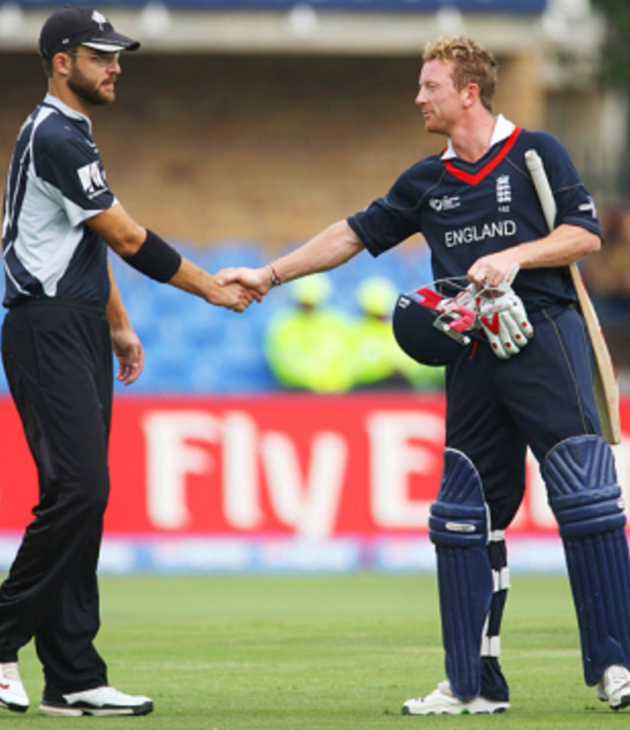 Daniel Vettori and Paul Collingwood reach an amicable solution, England v New Zealand, ICC Champions Trophy, Group B, Johannesburg, September 29, 2009
