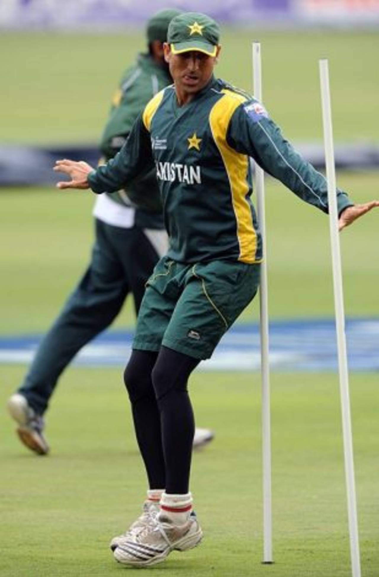 Younis Khan warms up for practice, Johannesburg, October 1, 2009