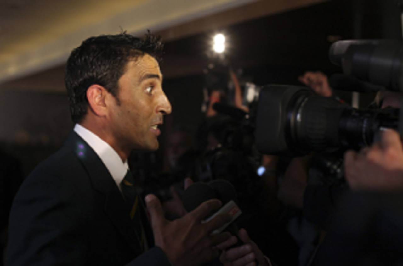 Younis Khan is mobbed by the media on entering the ceremony, ICC Awards, Johannesburg, October 1, 2009